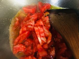 12、西红柿鸡蛋面,放入西红柿