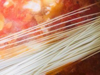 15、西红柿鸡蛋面,放入面条烧开至熟