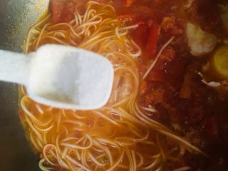 16、西红柿鸡蛋面,调入适量的盐