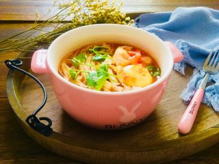 20、西红柿鸡蛋面,撒上香菜即可享用了