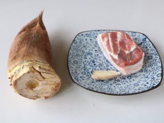 1、冬笋炒五花肉,准备好所需的食材;