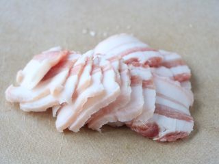 2、冬笋炒五花肉,五花肉切成片;PS:冰箱冷冻2小时,更好切片;