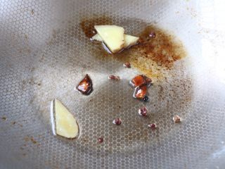 3、冬笋炒五花肉,锅内放适量色拉油,放入生姜,花椒八角炒香;