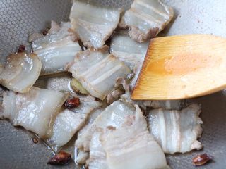 4、冬笋炒五花肉,倒入五花肉翻炒至变色;