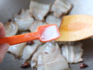 5、冬笋炒五花肉,放入盐