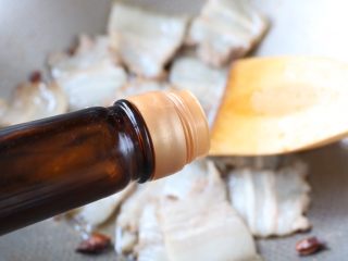 6、冬笋炒五花肉,放入生抽