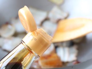 7、冬笋炒五花肉,放入老抽