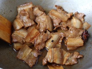 8、冬笋炒五花肉,翻炒均匀出锅;