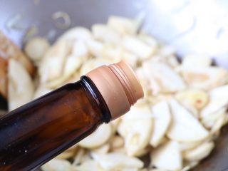 11、冬笋炒五花肉,放入生抽;