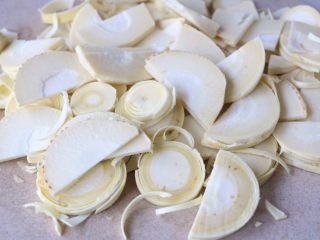 9、冬笋炒五花肉,冬笋去皮,切片,淡盐水焯水5-10分钟;