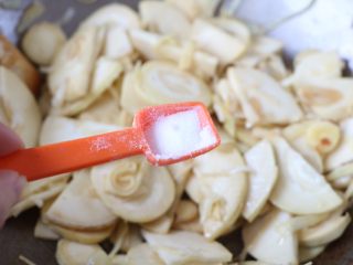 10、冬笋炒五花肉,另起锅放入适量色拉油,放入大葱片炒香,放入冬笋片翻炒均匀;