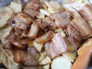 12、冬笋炒五花肉,最后加入五花肉翻炒均匀即可;