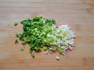 1、彩蔬炒金银饭,蒜苗洗干净切成碎末。