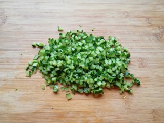 2、彩蔬炒金银饭,黄瓜洗干净去瓤切成小丁。