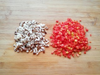 3、彩蔬炒金银饭,红萝卜香菇洗干净切成小丁。