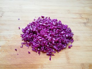 4、彩蔬炒金银饭,紫甘蓝洗干净控干水分切碎。