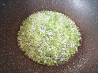 5、彩蔬炒金银饭,炒锅倒入适量的食用油烧热,下入蒜苗炒香。