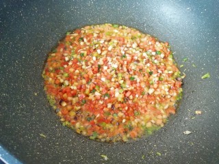 7、彩蔬炒金银饭,加入酱油翻炒一分钟左右。