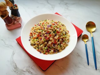 12、彩蔬炒金银饭,装盘。