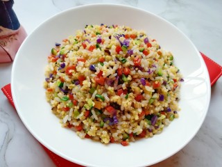 15、彩蔬炒金银饭,近图看看。