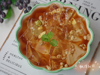 1、夏日冰爽甜品--红糖冰粉,放冰箱冷藏，夏天来一碗，超赞，试试？