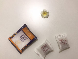 2、夏日冰爽甜品--红糖冰粉,准备一袋冰粉粉，红糖（我用的红糖块）