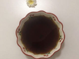 3、夏日冰爽甜品--红糖冰粉,将红糖块用开水泡开