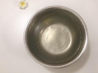 4、夏日冰爽甜品--红糖冰粉,将清水煮沸，倒入冰粉粉，不停搅拌至完全溶解，放置冷却即成冰粉，放冰箱冷藏。