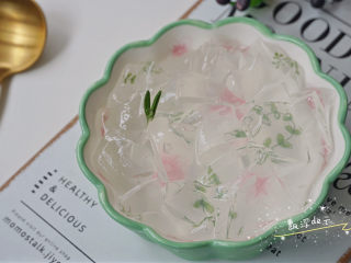 5、夏日冰爽甜品--红糖冰粉,取出切小块放小碗中