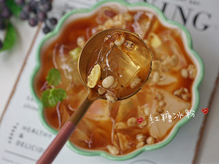 6、夏日冰爽甜品--红糖冰粉,加入红糖水搅匀，放入自己喜欢的坚果、水果麦片等口感更佳❤️