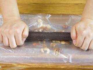 3、能量棒24m+,所有坚果擀碎，混合到燕麦当中搅匀