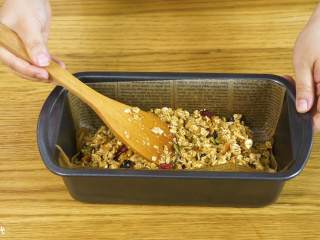 7、能量棒24m+,将混合糖浆倒入混合好的燕麦坚果中