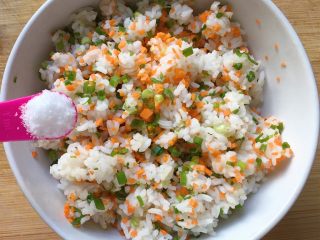 6、香煎米饼～,然后加入适量的盐（建议盐不可多加，因为咱要吃清淡一点才健康哦????）