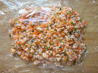 9、香煎米饼～,米饭上再盖一层保鲜膜