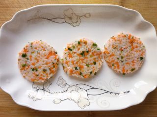 12、香煎米饼～,将压好的米饼先放在干净的盘子里