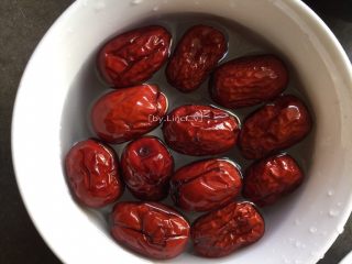 1、秋季润肺养颜，来一碗红枣银耳羹,首先将红枣洗净后稍浸泡待用