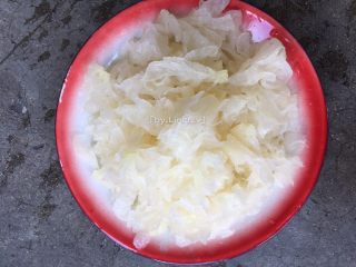 7、秋季润肺养颜，来一碗红枣银耳羹,洗净后切小待用