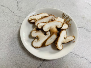 4、香菇排骨粥,香菇洗净切片