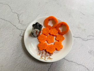 5、香菇排骨粥,胡萝卜去皮洗净切片再用模具压花