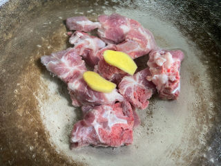 8、香菇排骨粥,放入姜片