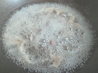 10、香菇排骨粥,大火烧开焯烫片刻