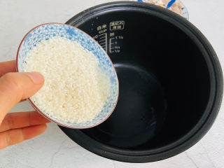 12、香菇排骨粥,大米倒入电饭煲内胆