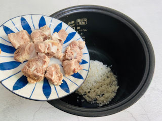 13、香菇排骨粥,放入排骨