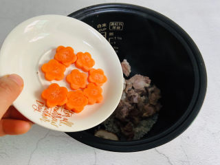 15、香菇排骨粥,倒入胡萝卜