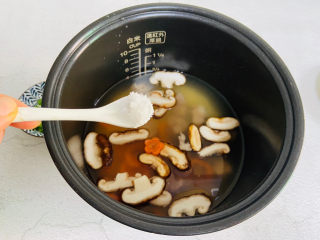 20、香菇排骨粥,加入一小茶匙盐