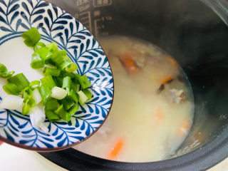 22、香菇排骨粥,待时间到后再焖五分钟撒入葱花