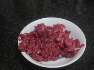 1、剁椒牛肉,牛肉洗净后切成0.5厘米的片,蒜去皮洗净切薄片,小葱切成细末备用