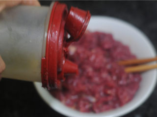 4、剁椒牛肉,再加入食用油,