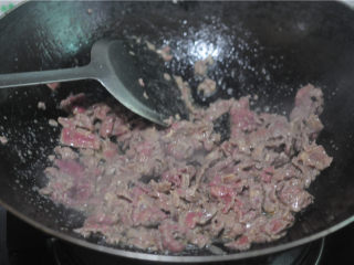 7、剁椒牛肉,锅中放油烧至六成熟,放入牛肉用中火炒至牛肉变色时,捞出沥干油备用