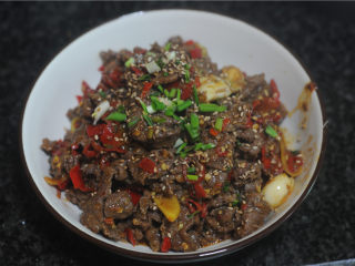 11、剁椒牛肉,出锅,撒上葱花